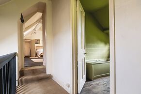 Stunning 8-Bedroom Home in Painswick