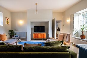 Stunning 8-Bedroom Home in Painswick