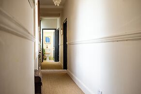 Stunning 8-Bedroom Home in Painswick