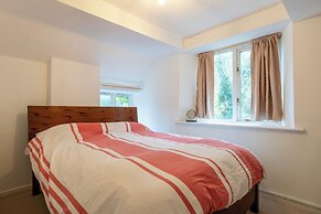 Stunning 8-Bedroom Home in Painswick