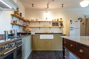 Stunning 8-Bedroom Home in Painswick