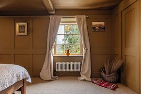 Stunning 8-Bedroom Home in Painswick