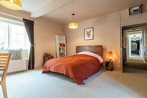 Stunning 8-Bedroom Home in Painswick