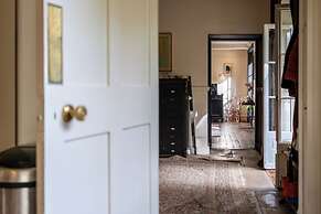 Stunning 8-Bedroom Home in Painswick