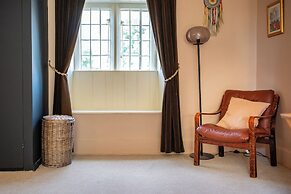 Stunning 8-Bedroom Home in Painswick