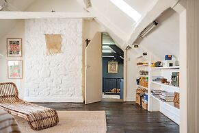 Stunning 8-Bedroom Home in Painswick