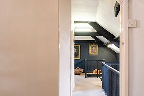 Stunning 8-Bedroom Home in Painswick