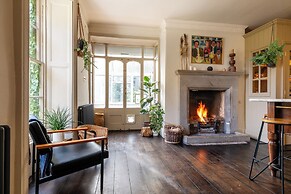 Stunning 8-Bedroom Home in Painswick