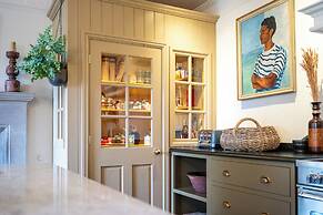 Stunning 8-Bedroom Home in Painswick