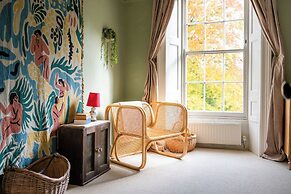 Stunning 8-Bedroom Home in Painswick