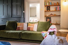 Stunning 8-Bedroom Home in Painswick