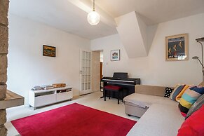 Stunning 8-Bedroom Home in Painswick