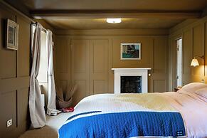 Stunning 8-Bedroom Home in Painswick