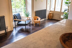 Stunning 8-Bedroom Home in Painswick