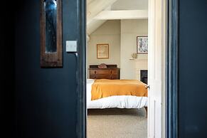 Stunning 8-Bedroom Home in Painswick