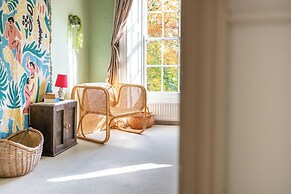 Stunning 8-Bedroom Home in Painswick