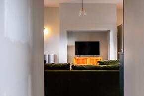 Stunning 8-Bedroom Home in Painswick