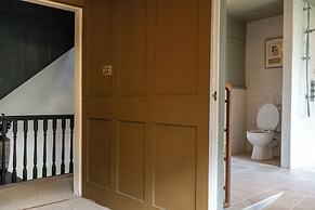 Stunning 8-Bedroom Home in Painswick