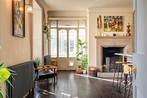 Stunning 8-Bedroom Home in Painswick