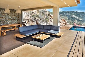 Luxurious Architect-designed Property Pool sea View