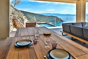Luxurious Architect-designed Property Pool sea View