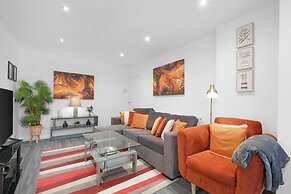 Spacious 5BR 3BA Serviced Hse in Croydon