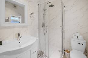 Spacious 5BR 3BA Serviced Hse in Croydon