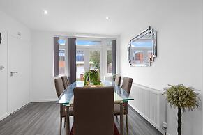 Spacious 5BR 3BA Serviced Hse in Croydon