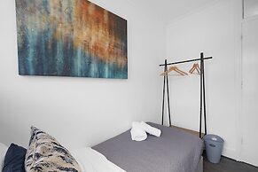 Spacious 5BR 3BA Serviced Hse in Croydon