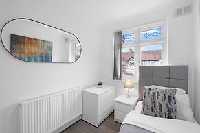 Spacious 5BR 3BA Serviced Hse in Croydon