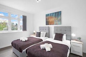 Spacious 5BR 3BA Serviced Hse in Croydon