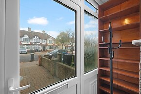 Spacious 5BR 3BA Serviced Hse in Croydon