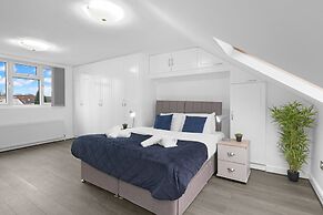 Spacious 5BR 3BA Serviced Hse in Croydon