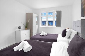 Spacious 5BR 3BA Serviced Hse in Croydon