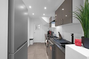 Spacious 5BR 3BA Serviced Hse in Croydon