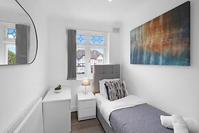 Spacious 5BR 3BA Serviced Hse in Croydon