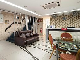 Lacomme Inn