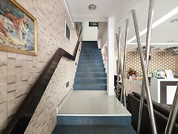Lacomme Inn