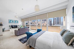 Elegant Studio with Burj Khalifa Views