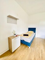 4BR Apartment for 15 Near Danube