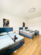 4BR Apartment for 15 Near Danube