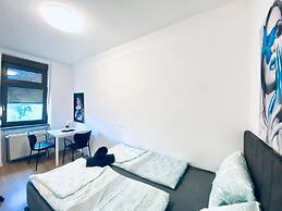 4BR Apartment for 15 Near Danube