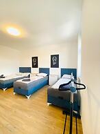 4BR Apartment for 15 Near Danube