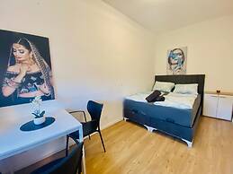 4BR Apartment for 15 Near Danube