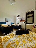 4BR Apartment for 15 Near Danube