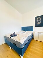 4BR Apartment for 15 Near Danube