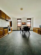 4BR Apartment for 15 Near Danube