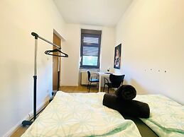 4BR Apartment for 15 Near Danube