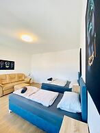4BR Apartment for 15 Near Danube