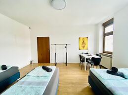 4BR Apartment for 15 Near Danube